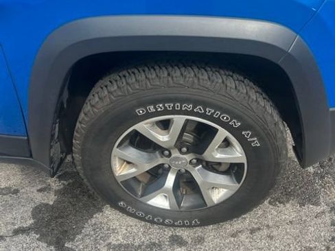 Used 2017 Jeep Cherokee Trailhawk AWD/4WD image 35