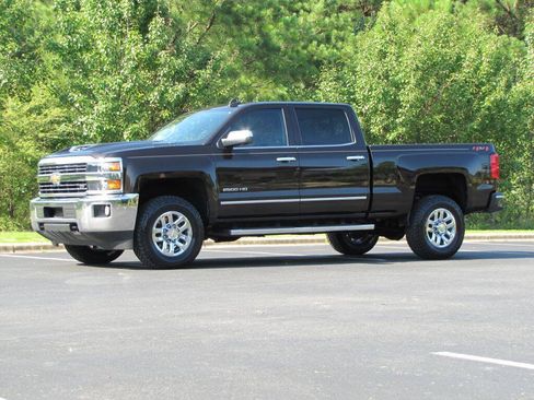 Used 2019 Chevrolet Silverado 2500 LTZ w/ Duramax Plus Package AWD/4WD image 3