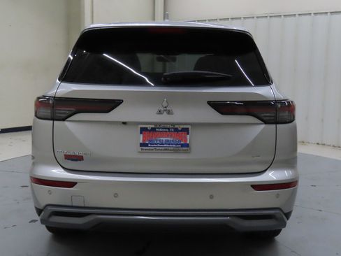 New 2025 Mitsubishi Outlander SE image 4