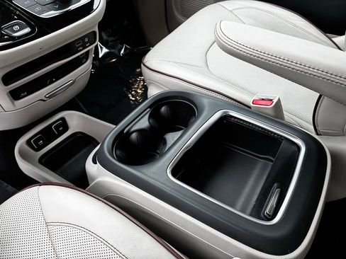 Used 2017 Chrysler Pacifica Limited image 23