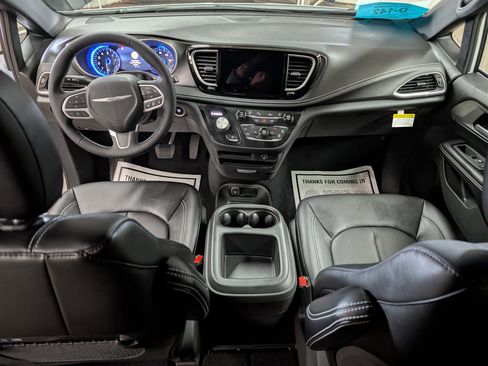 New 2026 Chrysler Pacifica Select image 7