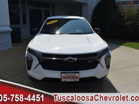 Used 2024 Chevrolet Trax RS w/ Driver Confidence Package FWD image 3