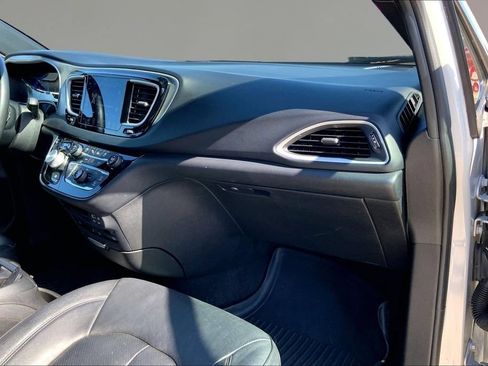 Used 2020 Chrysler Pacifica Touring-L Plus FWD image 17
