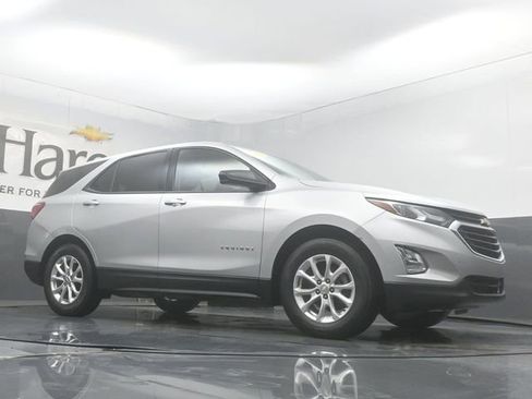 Used 2019 Chevrolet Equinox LS w/ LS Convenience Package FWD image 2