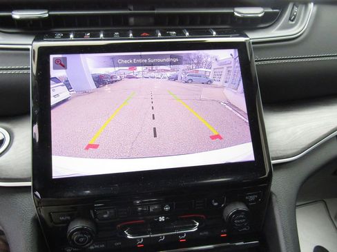 Used 2023 Jeep Grand Cherokee L Limited AWD/4WD image 24