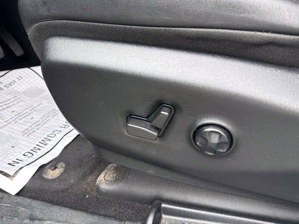 Used 2025 Chrysler Pacifica Limited FWD image 11