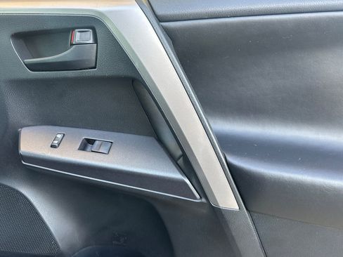 Certified 2018 Toyota RAV4 LE w/ Carpet Mat Package AWD/4WD image 20