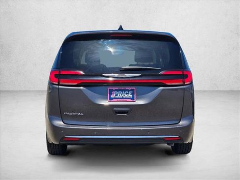 Used 2023 Chrysler Pacifica Touring-L FWD image 7