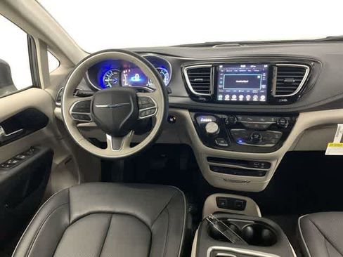 Used 2020 Chrysler Pacifica Limited w/ Advanced Safetytec Group FWD image 20