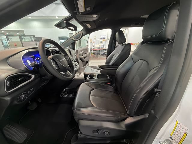 Used 2026 Chrysler Pacifica Select FWD image 11