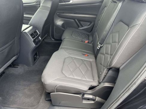 Used 2025 Volkswagen Atlas Cross Sport SE FWD image 18