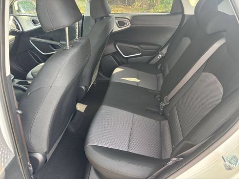 Used 2025 Kia Soul LX w/ LX Technology Package FWD image 25