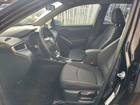 Used 2025 Toyota Corolla Cross LE image 27