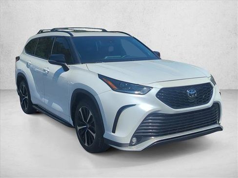 Used 2022 Toyota Highlander XSE FWD image 3