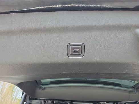 Used 2021 GMC Yukon XL SLT w/ SLT Premium Package image 36