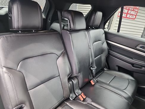 Used 2018 Ford Explorer XLT w/ Equipment Group 202A AWD/4WD image 34