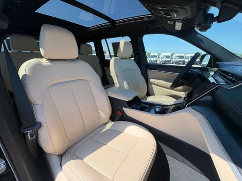 Used 2025 Jeep Grand Cherokee Limited w/ Luxury Tech Group II RWD image 29