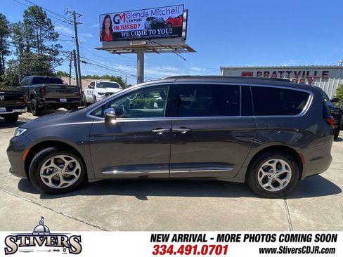 Used 2023 Chrysler Pacifica Limited FWD image 5