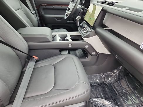 New 2026 Land Rover Defender 130 X-Dynamic SE AWD/4WD image 3