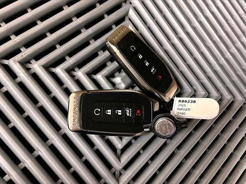 Used 2025 INFINITI QX80 Sensory image 11