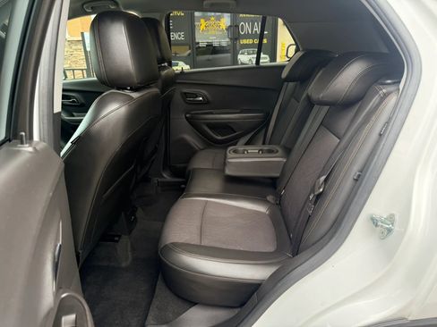 Used 2020 Chevrolet Trax LT w/ LT Convenience Package image 12