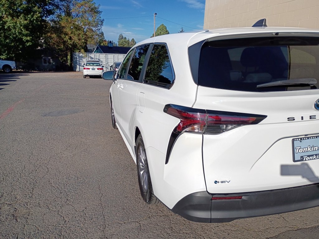 Used 2025 Toyota Sienna LE FWD image 6