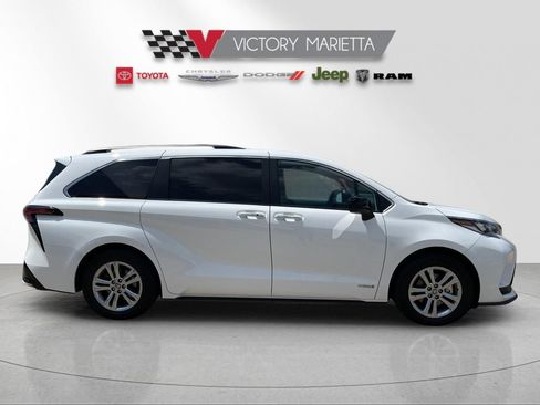 Used 2021 Toyota Sienna XSE AWD/4WD image 6