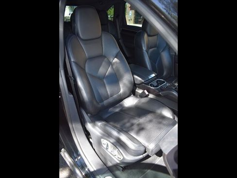 Used 2016 Porsche Cayenne w/ Premium Package AWD/4WD image 32