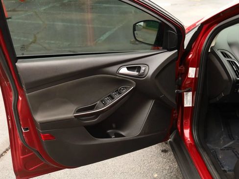 Used 2017 Ford Focus Titanium FWD image 9