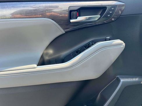 Certified 2022 Toyota Highlander Platinum image 20