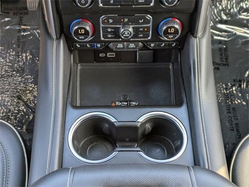 Used 2023 Chevrolet Suburban Premier image 22