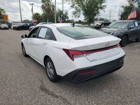 Used 2024 Hyundai Elantra SE FWD image 4