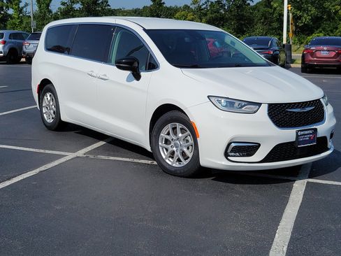 Used 2024 Chrysler Pacifica Touring-L FWD image 32