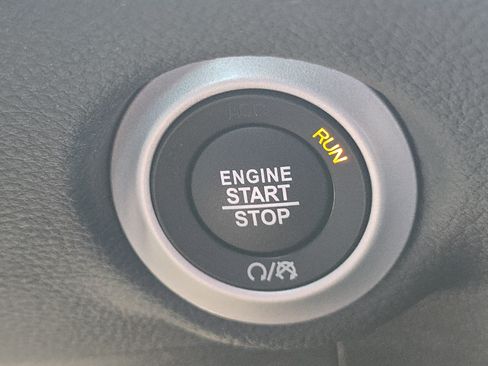Used 2024 Chrysler Pacifica Touring FWD image 6