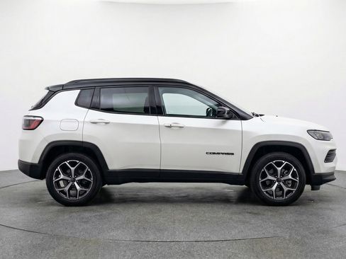 Used 2025 Jeep Compass Limited image 11