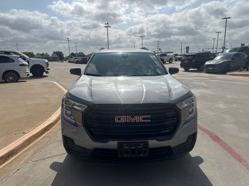 Used 2024 GMC Terrain SLE w/ Driver Convenience Package FWD image 2