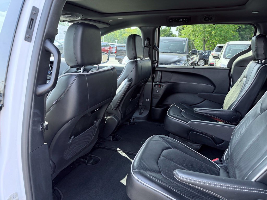 Certified 2025 Chrysler Pacifica Limited FWD image 26
