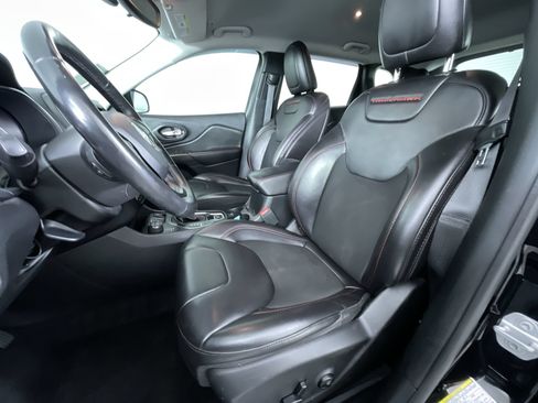 Used 2019 Jeep Cherokee Trailhawk w/ Cold Weather Group AWD/4WD image 15