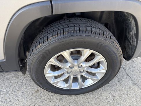 Used 2019 Jeep Cherokee Latitude w/ Cold Weather Group image 12