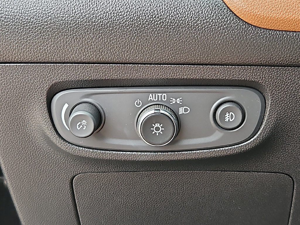 Used 2021 Buick Encore GX Essence w/ Sport Touring Package FWD image 23