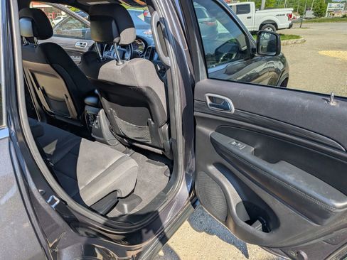 Used 2019 Jeep Grand Cherokee Laredo AWD/4WD image 31