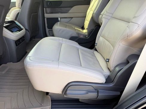 Used 2022 Lincoln Navigator 2WD image 11