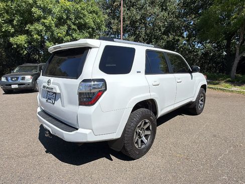 Used 2019 Toyota 4Runner SR5 AWD/4WD image 5
