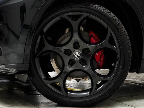 Used 2023 Alfa Romeo Stelvio Veloce image 3