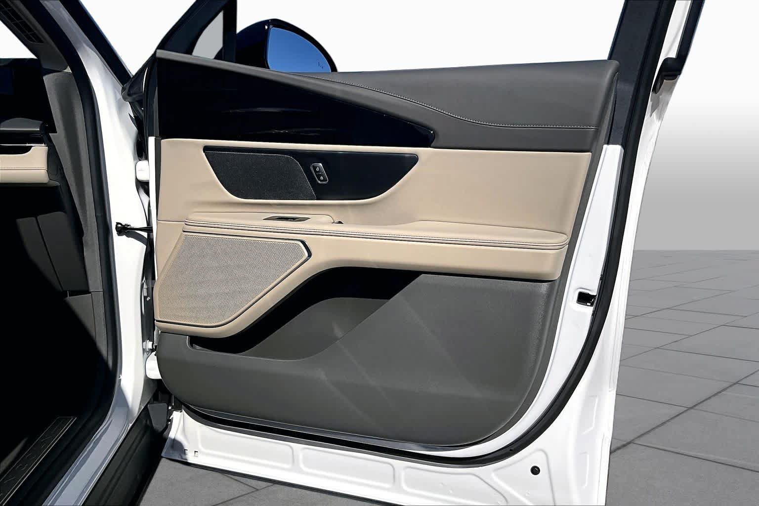 Used 2025 Lincoln Nautilus Premier AWD/4WD image 22