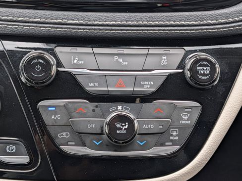Used 2024 Chrysler Pacifica Limited FWD image 29
