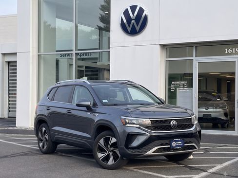 Certified 2023 Volkswagen Taos SE w/ Panoramic Sunroof Package AWD/4WD image 1