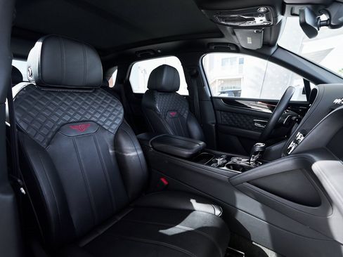 Used 2022 Bentley Bentayga image 27