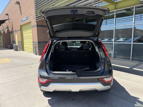 Used 2025 Kia Niro EX FWD image 35