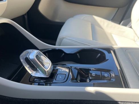 Used 2025 Volvo XC40 B5 Plus image 37